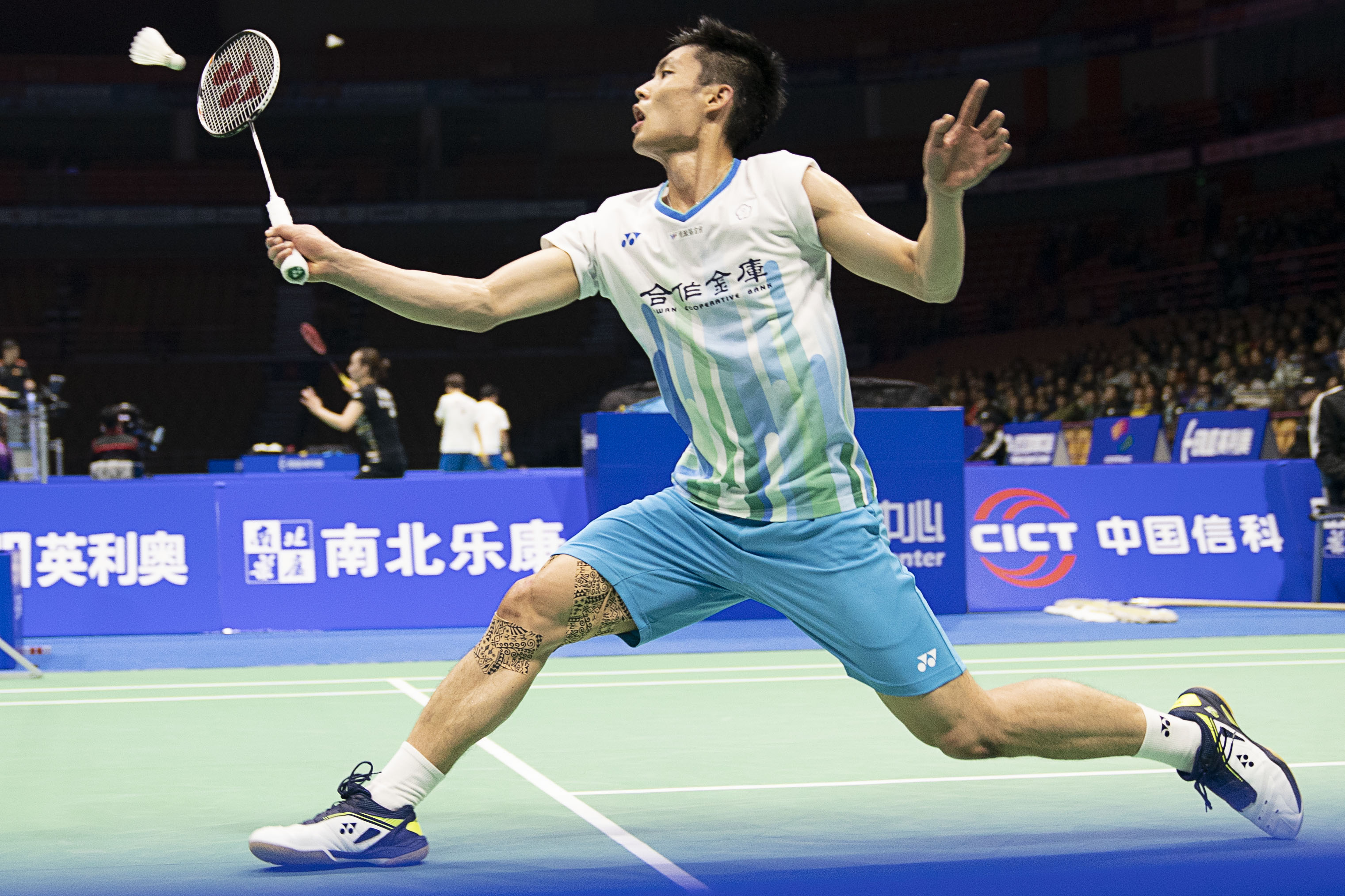 则扮演了挑 则扮演了挑